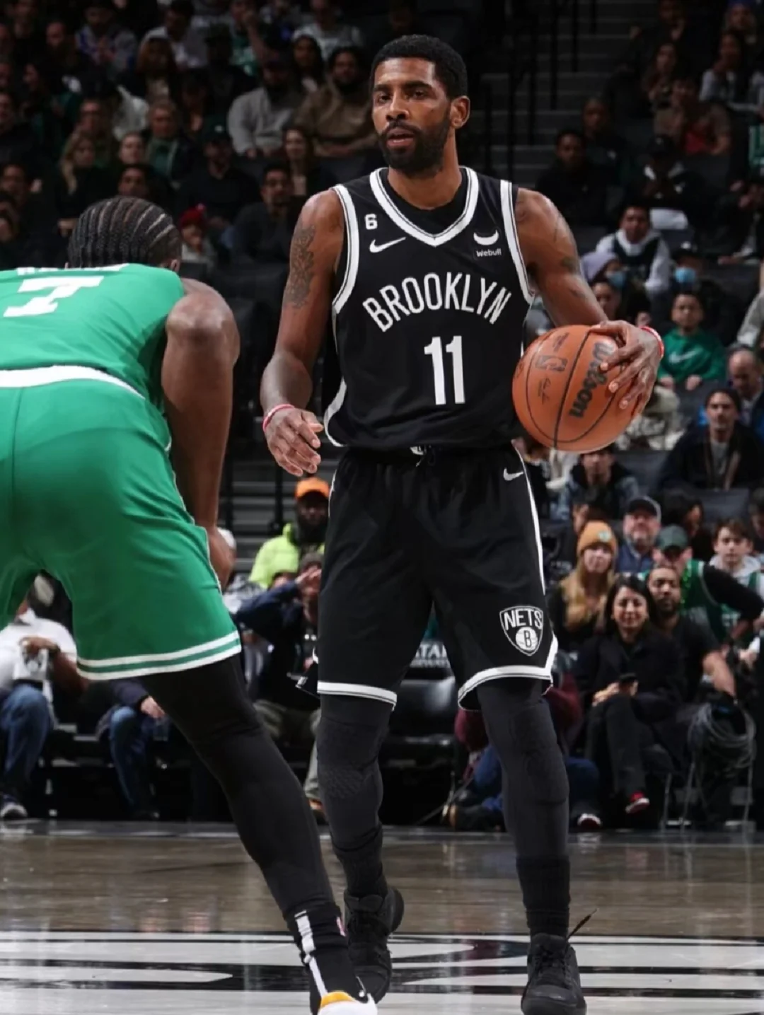 包含篮网球员一丝不苟地备战下一场比赛的词条