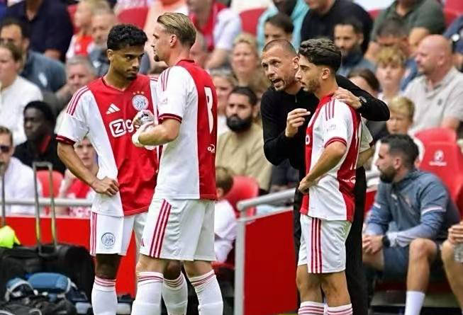 关于阿贾克斯主场胜利，继续追赶榜首团队的信息