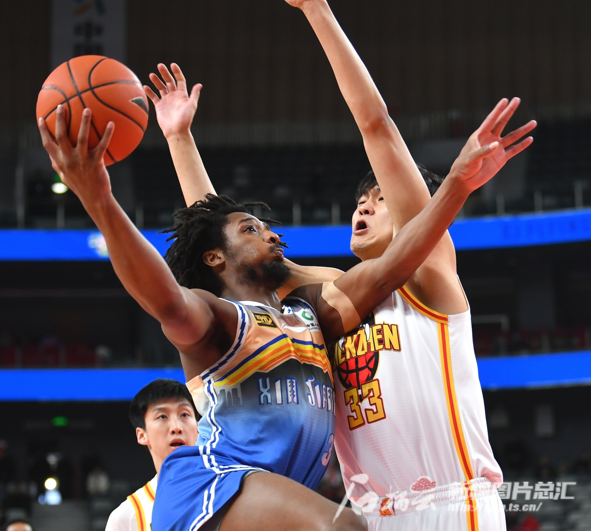 新疆男篮经过激战，成功逆转战局