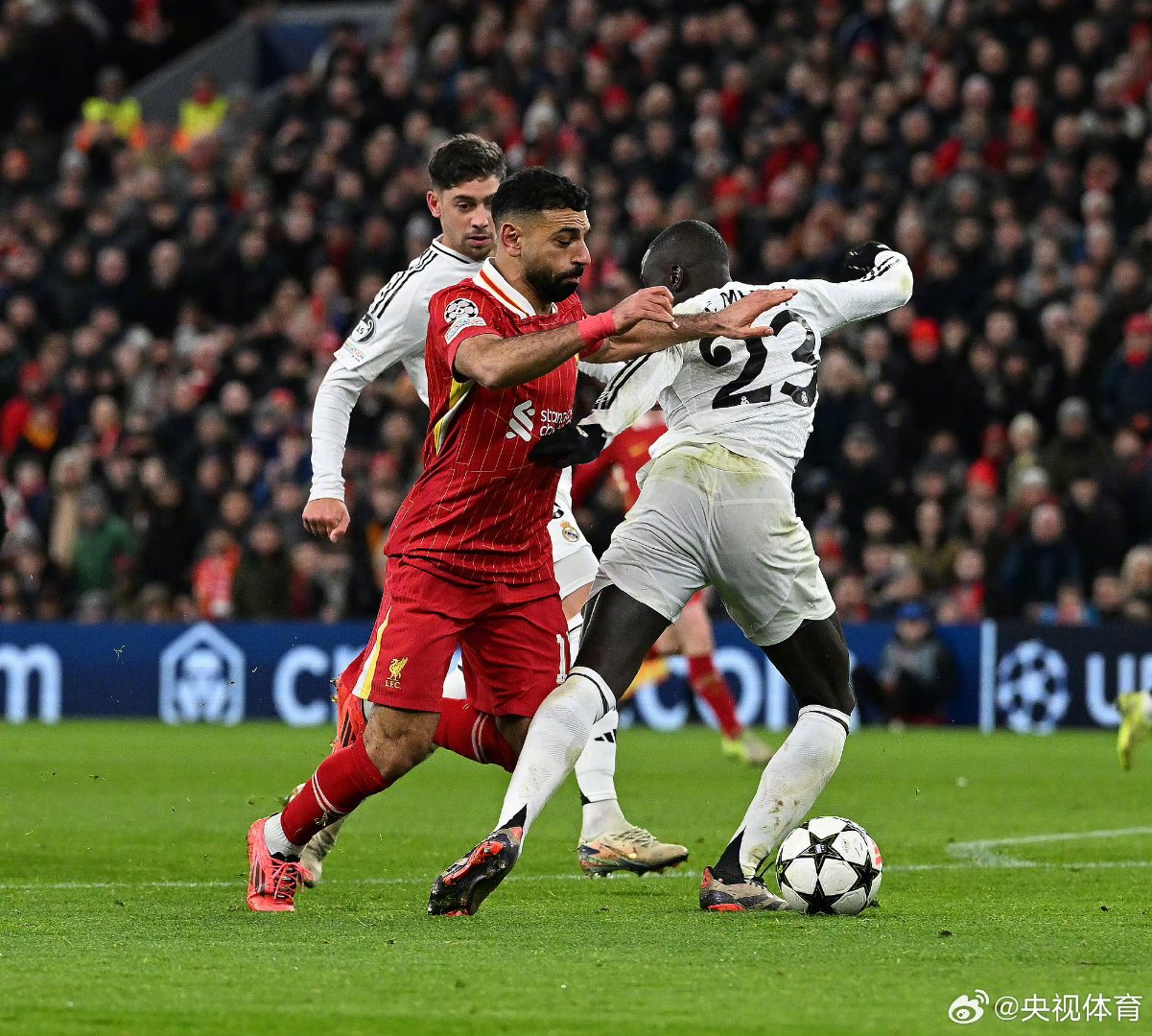 包含卡利亚里大胜对手，重返联赛争夺的词条