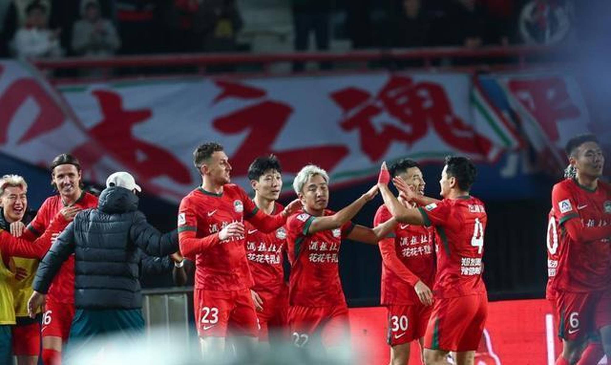 关于外援远射破门,球队强势领先锁定胜局的信息 关于外援远射破门,球队强势领先锁定胜局的信息