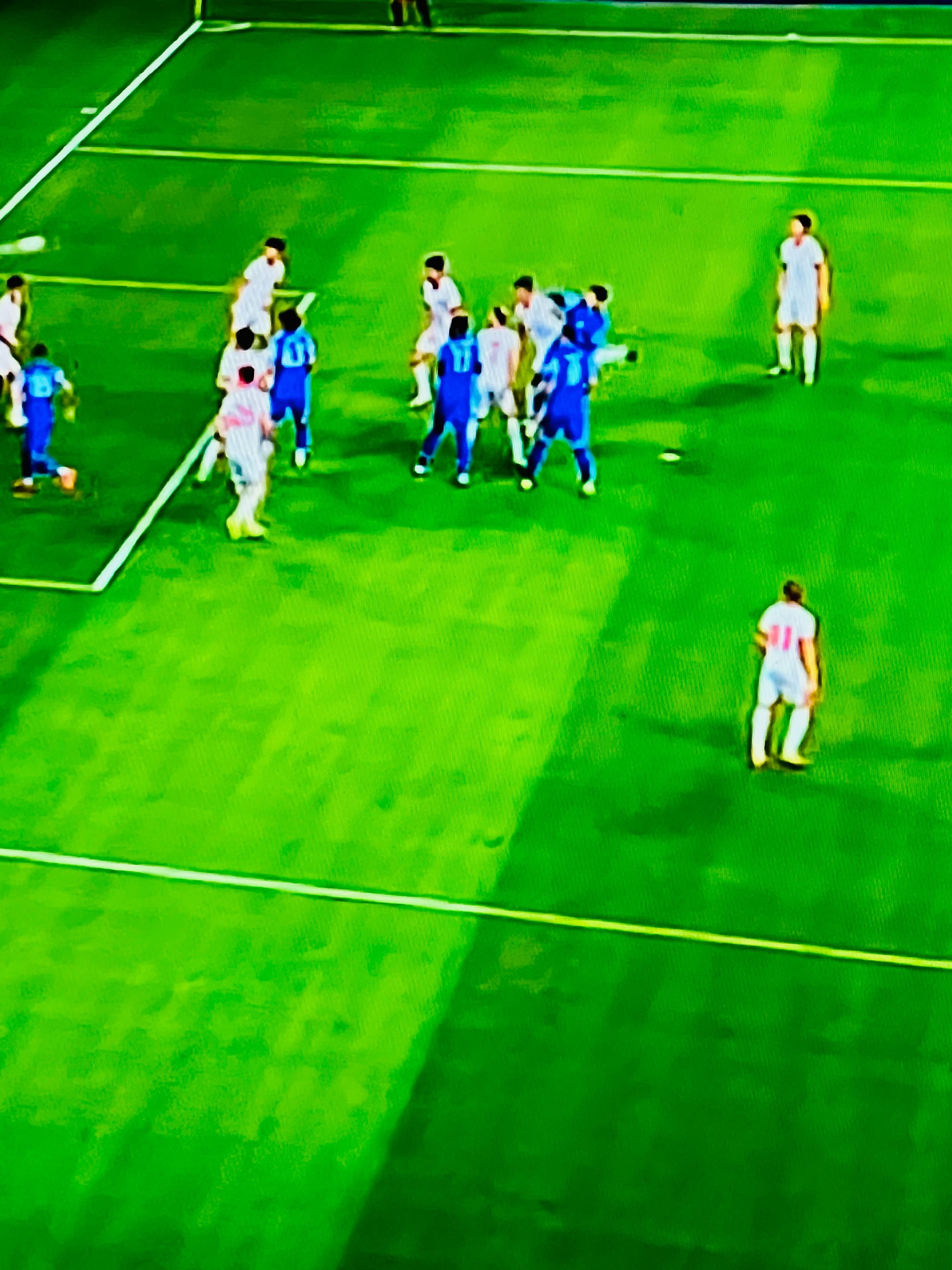 球场上的激动一幕，球迷沸腾不已