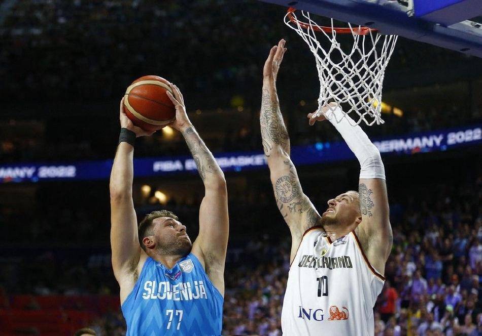 俄罗斯队惊险取胜，成功晋级欧锦赛强